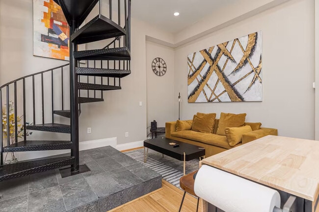 Photo - 440 Hopkins St