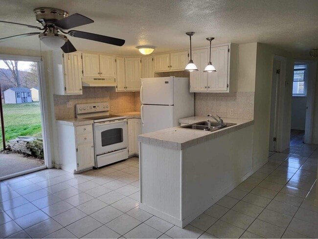 Building Photo - 4 Dr Knapp Rd S Unit 4