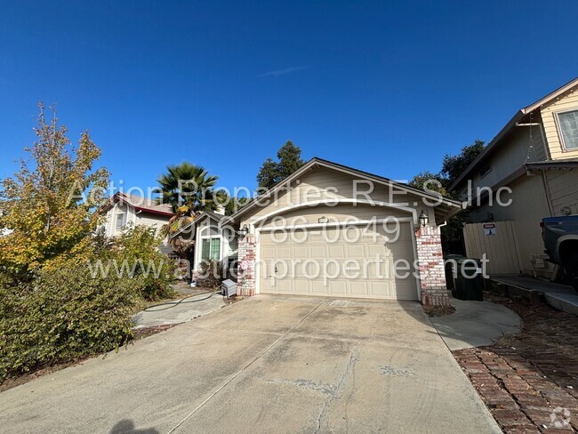 Building Photo - Updated 3 Bed, 2 Bath Home - Solar - Close...