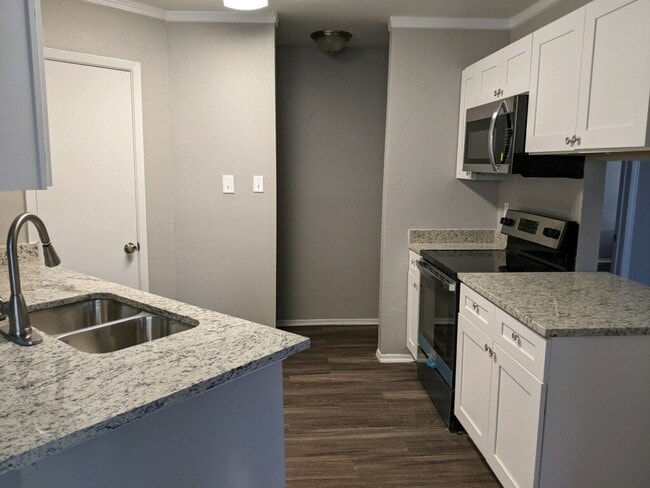 Cocina muy bien renovada con electrodomésticos nuevos que incluyen horno microondas, gabinetes nuevos y encimeras de granito. - 4122 Alaskian Sunrise