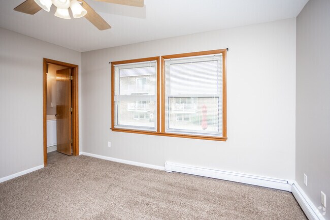 2BR, 1.5BA - 800 SF