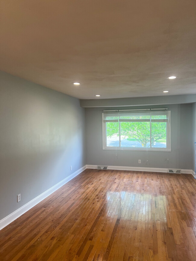 Photo - 745 Northrup Ave NW