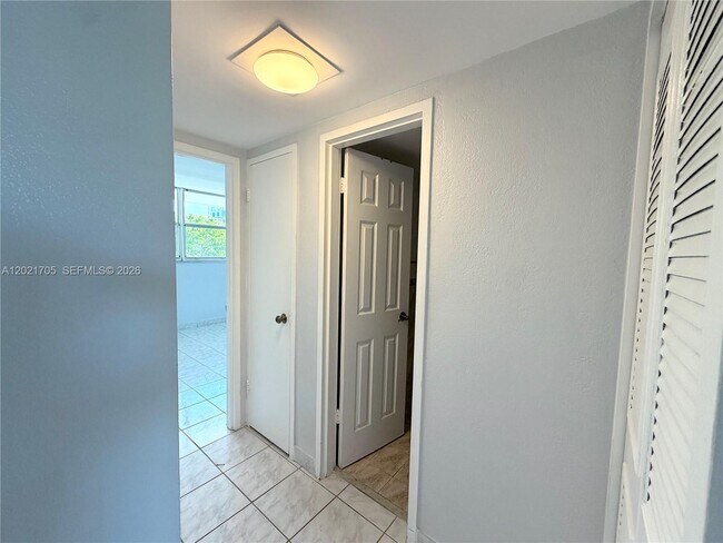 Photo - 3660 NE 166th St Unidad 414
