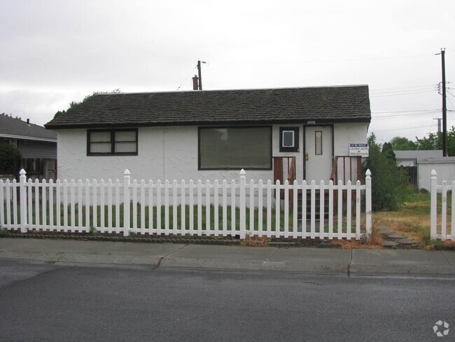 Building Photo - House for Rent