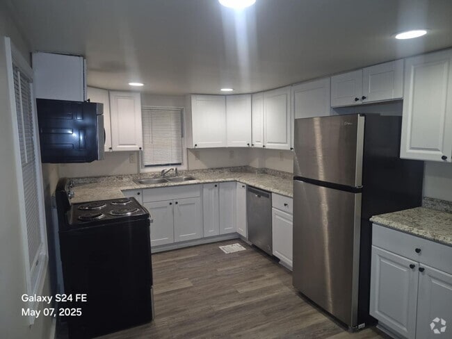 Building Photo - 2 bedroom, 1.5 bathrooms, 2 levels Rental