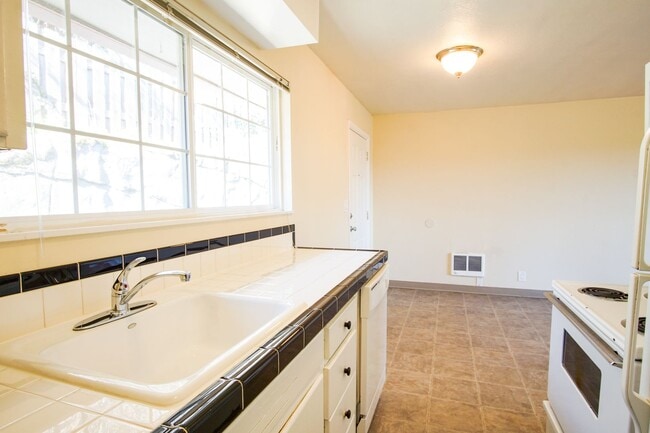 Photo - John's Landing 2Bdr w/Hardwoods, W&D, DW + Garage Parking! Unit 16