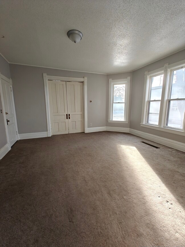 Living room - 218 E Rose St Unit APT 2