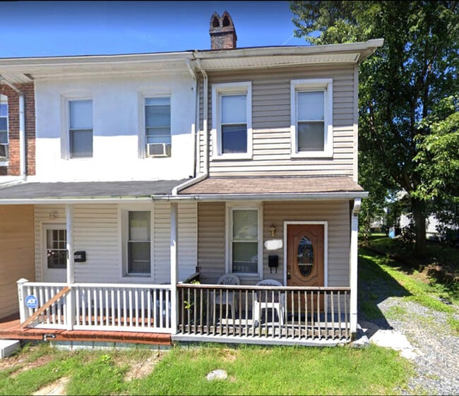 Building Photo - 3 Bedrooms 2.5 Bathrooms Voucher Accepted