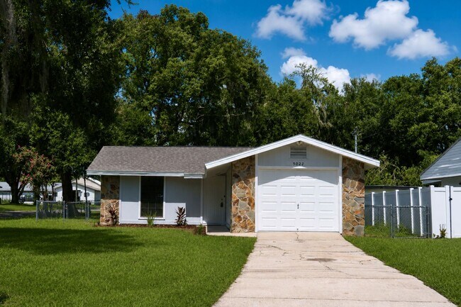 Photo - 2 Bedroom, 1.5 Bathroom Home for Rent in Zephyrhills!