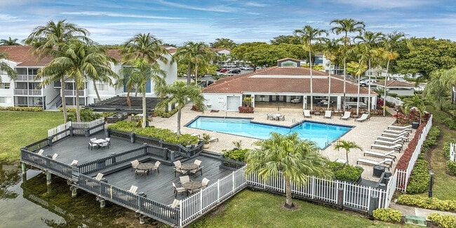 Exterior del edificio con piscina y zona de estar. - Avana at the Moors