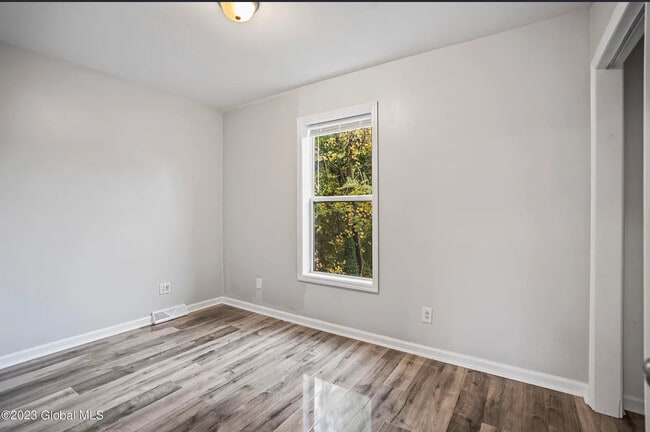 Bathroom 1 - 5 Stephen St