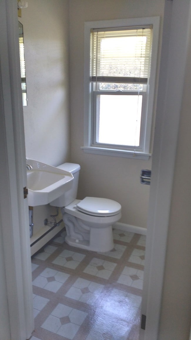 Building Photo - 1113 Haywood Dr Unit 4