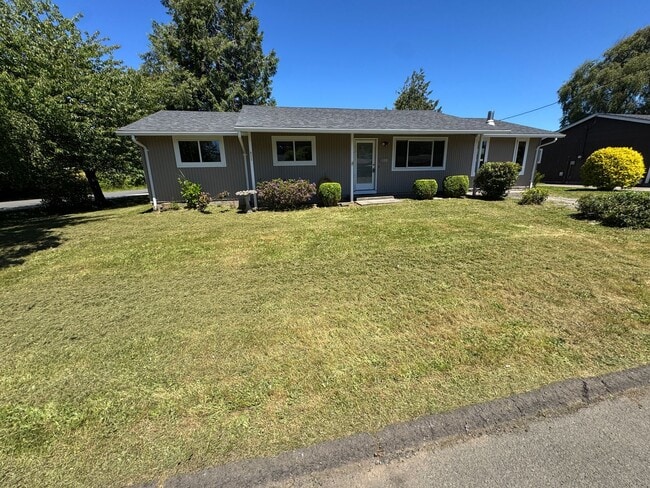 Building Photo - 3 Bedroom House in Waldport!