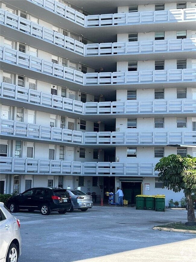 Building Photo - 1401 NE Miami Gardens Dr Unit 597 Rental