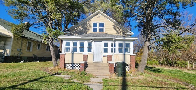 Building Photo - 1519 E Fairchild St Rental