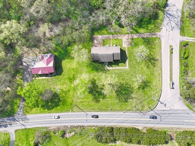 Photo - **FURNISHED ONE-SIDE-OF-A-DUPLEX HOME WITH BASEMENT STORAGE MINUTES FROM NASHVILLE WEST AND DOWNT...