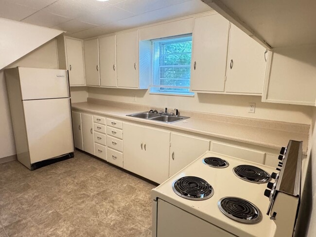 Photo - 1 BEDROOM, 1 BATHROOM, GARDEN LEVEL APARTM...