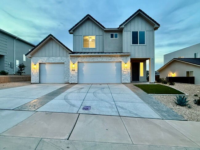 Building Photo - Three Bedroom Home in Desert Canyons