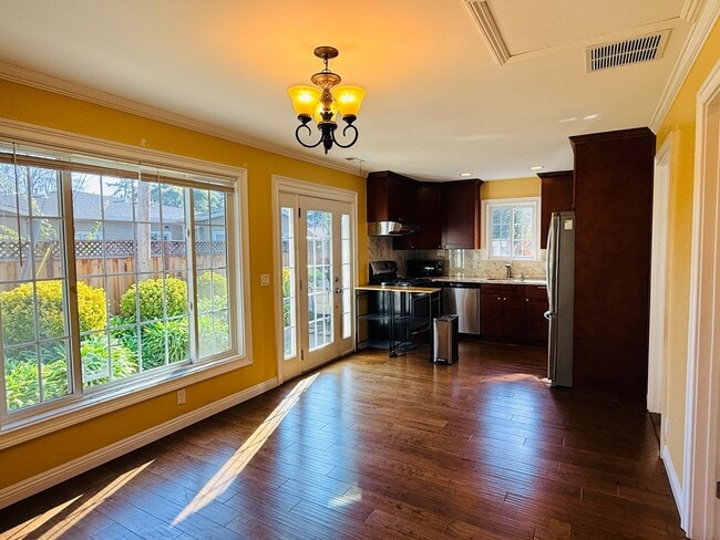 Photo - Great 1 Bedroom Home With In Unit Laundry and Private Patio in Menlo Park