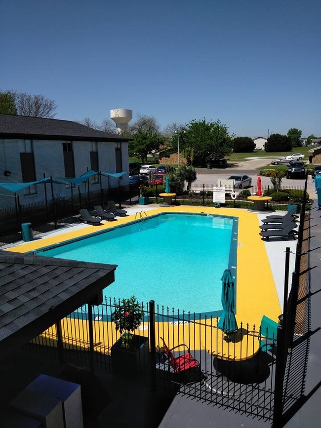 Building Photo - Western Oaks Rental