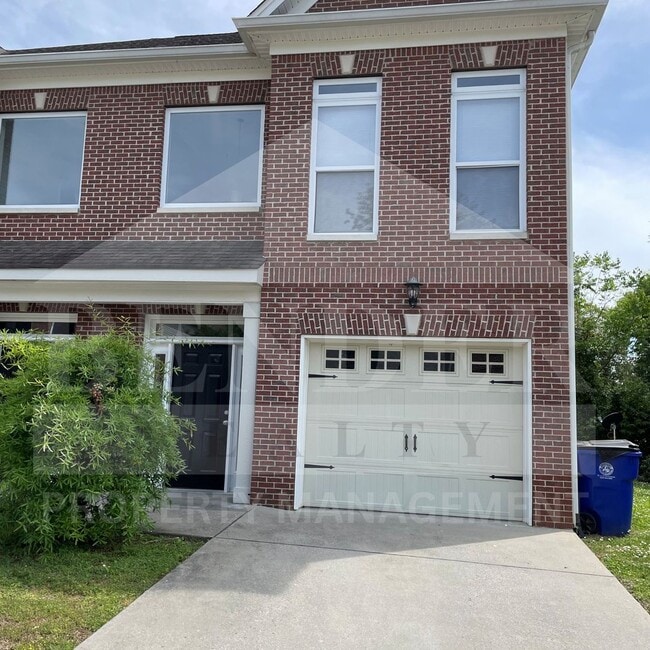 Building Photo - Emmyllie Ct- 130/132 Unit 130