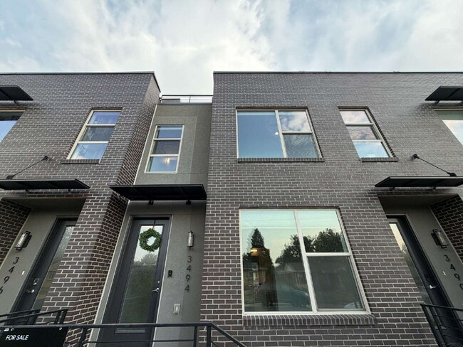 Building Photo - Modern 2-Bed Townhouse with Scenic Views in Denver's Heart-built in EV charger!