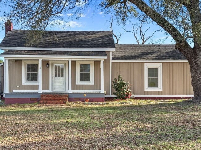 Building Photo - Charming older home in a peaceful, quiet neighborhood
