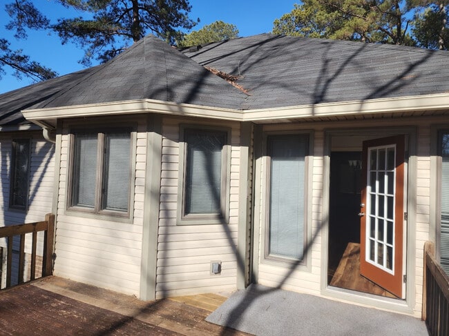 Photo - Room in Apartment on Knollwood Dr