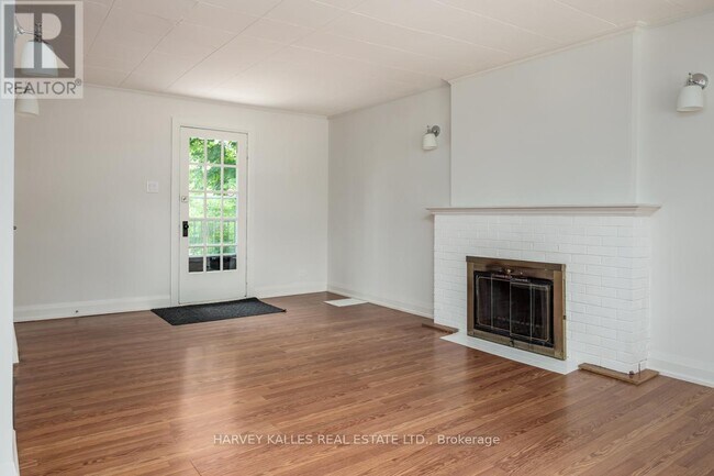 Photo - 129 Major Mackenzie Dr E