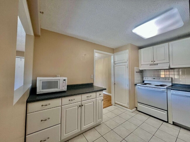 1 BED/1 BATH TOP FLOOR CONDO UNIT HEAT/HW INCLUDED