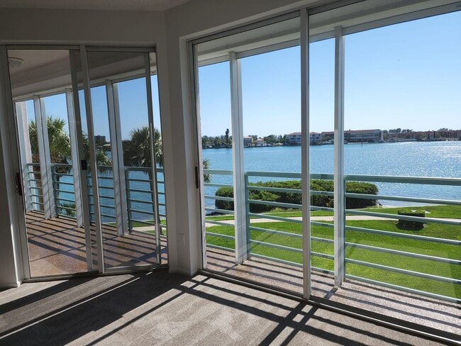 Photo - Condo - Coral Pointe At Harbourside with Water Views Unidad P589 - 8040 Sailboat Key Blvd S, 203