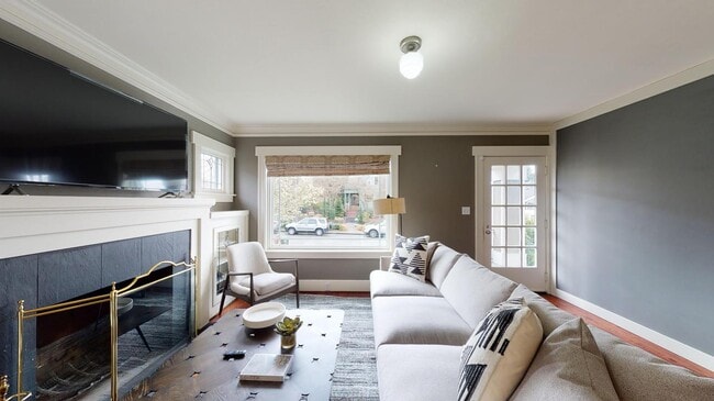 Photo - 812 W Bothwell St