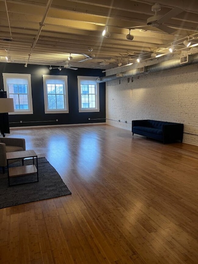 Building Photo - ? Spacious and Bright Loft In Old City Unit 402