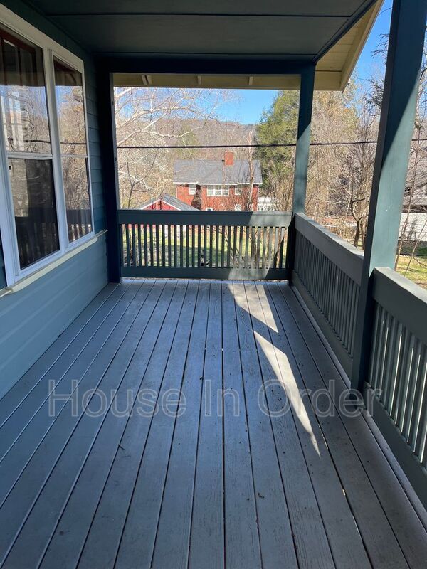Photo - 127 W Chestnut St