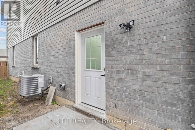 Photo - 140 Springvalley Crescent
