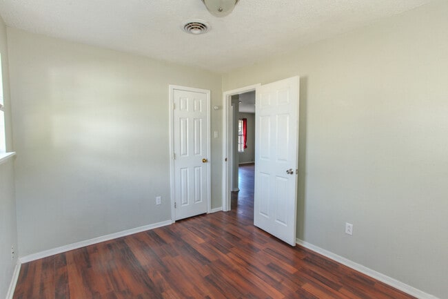 Photo - 1406 Goliad St