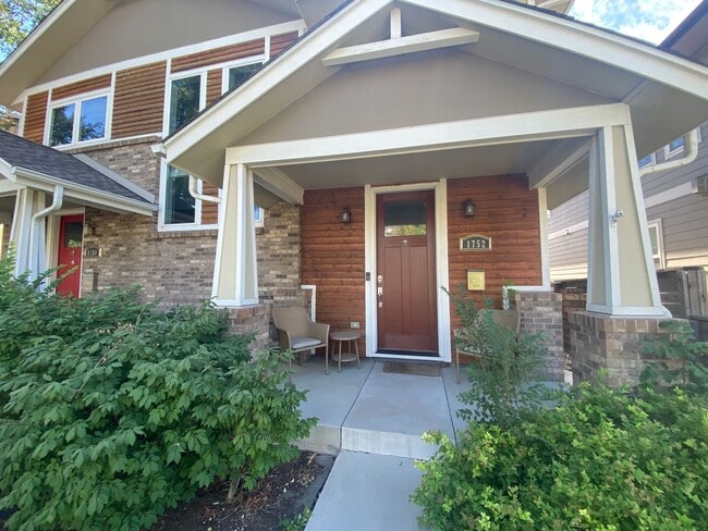 Building Photo - Sleek 3 Bedroom House in Sunnyside!! 6-8 m...