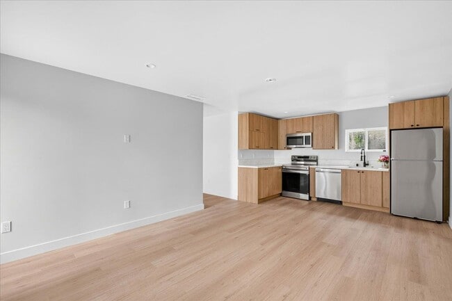 Building Photo - 270 E 11th St Unit 1
