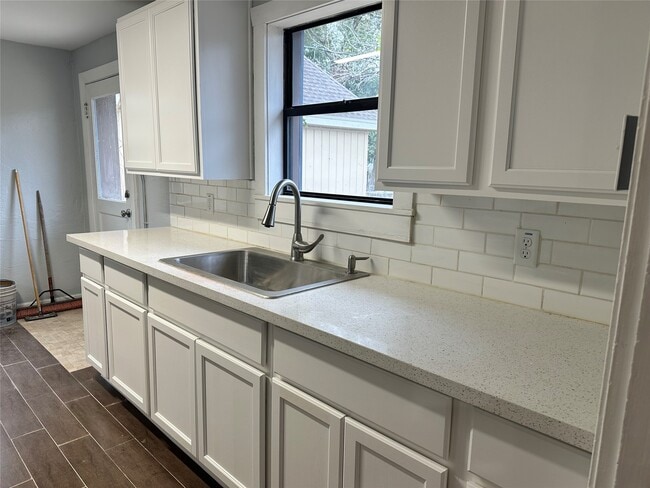 Building Photo - 912 W Cleveland St