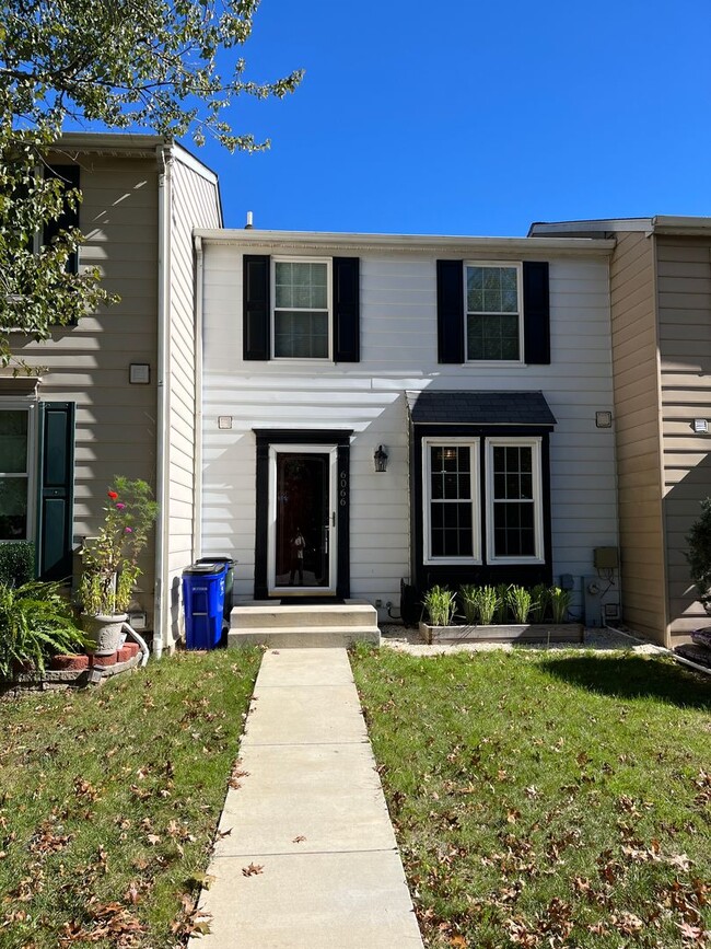 Building Photo - Beautiful 2 Bedrooms 2.5 Bathroom luxury 3...
