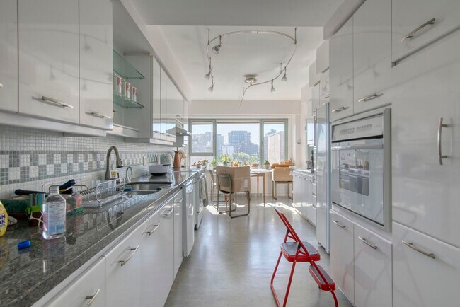 Building Photo - 3495 Rue de la Montagne Unit 901