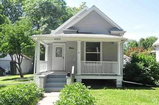 Building Photo - 5 Bedroom Home Available Now!