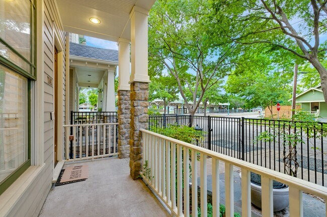 Photo - 1141 Louise St