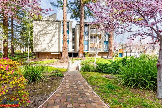 Building Photo - Old Mill Condo | Corner Unit | Desirable Location