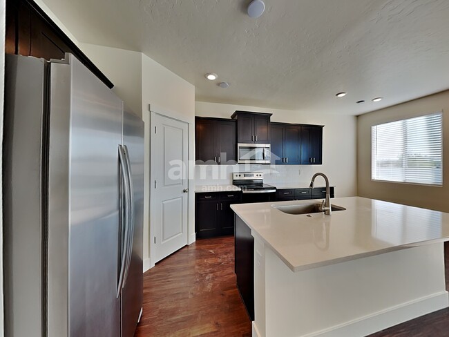 Photo - 698 S Rocker Ave