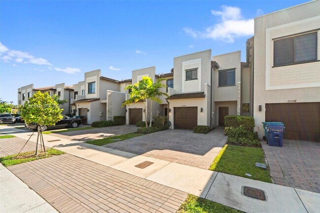 Building Photo - 20544 NE 5th Pl