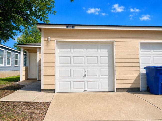 Building Photo - Kamary Lane-15415-15417 Unit 15415