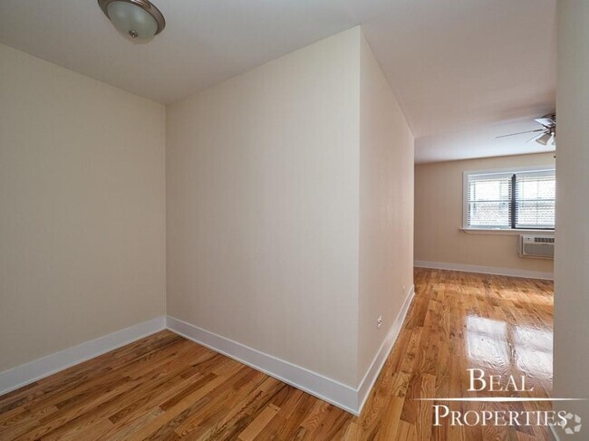 Building Photo - 0 bedroom in CHICAGO IL 60657 Unit 510 Rental
