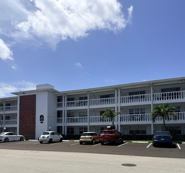 Building Photo - 5201 NE 24th Terrace Unit A310