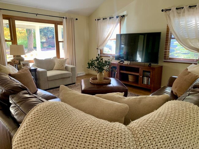 Photo - 403 Tamarack St